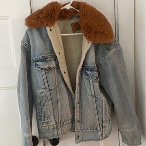 Levi Trucker Sherpa jacket in killing me softly